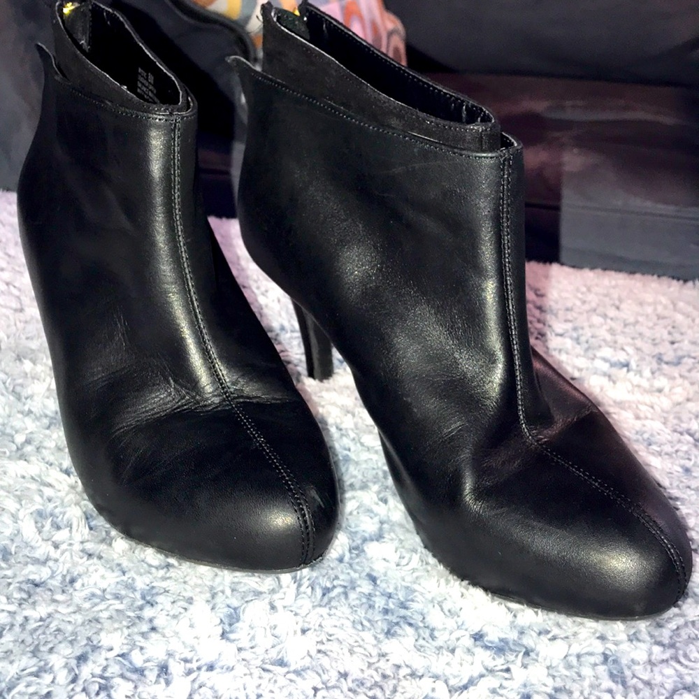 Black Leather Booties Mystic Size 8 ⭐️ -  Cute!